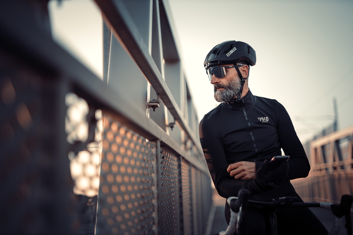 52103-10_hero-56007-10_zonar helmet-bliz_sunglasses_cycling_carbon black_sportsglasses_lifestyle1_logo